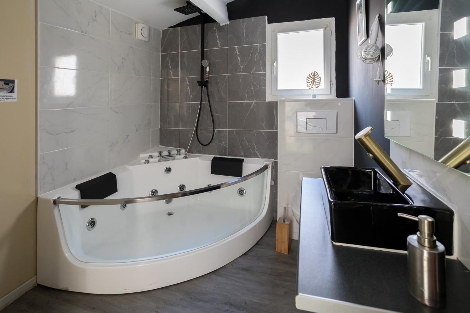 Апартаменты Jacuzzi Terrasse Centre Нарбонна Экстерьер фото